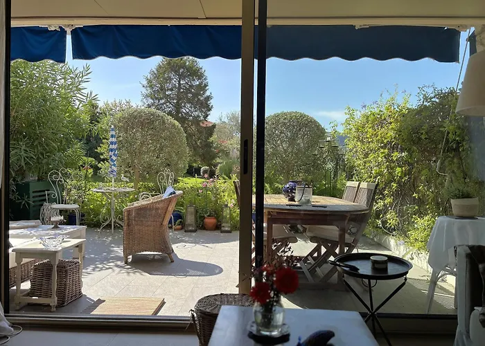 2 Chambres, Terrasses, Proche Et Commerces A Saint-jean Cap Ferrat Сен-Жан-Кап-Ферра